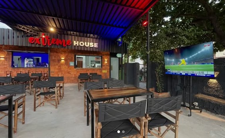 Local Extreme House — patio con pantallas y parrilla